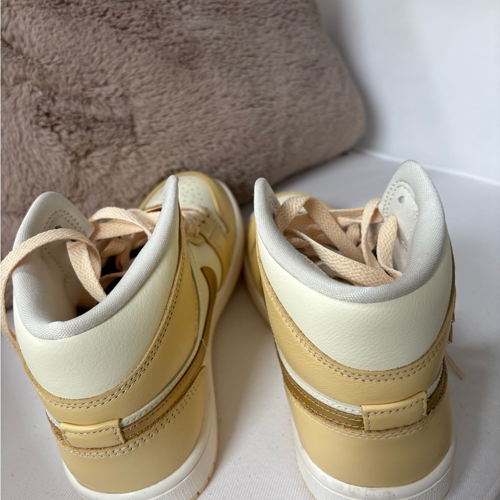 Jordan WMNS Air Jordan 1 Mid SE - Pale Vanilla & Metallic Gold - Picture 8 of 10